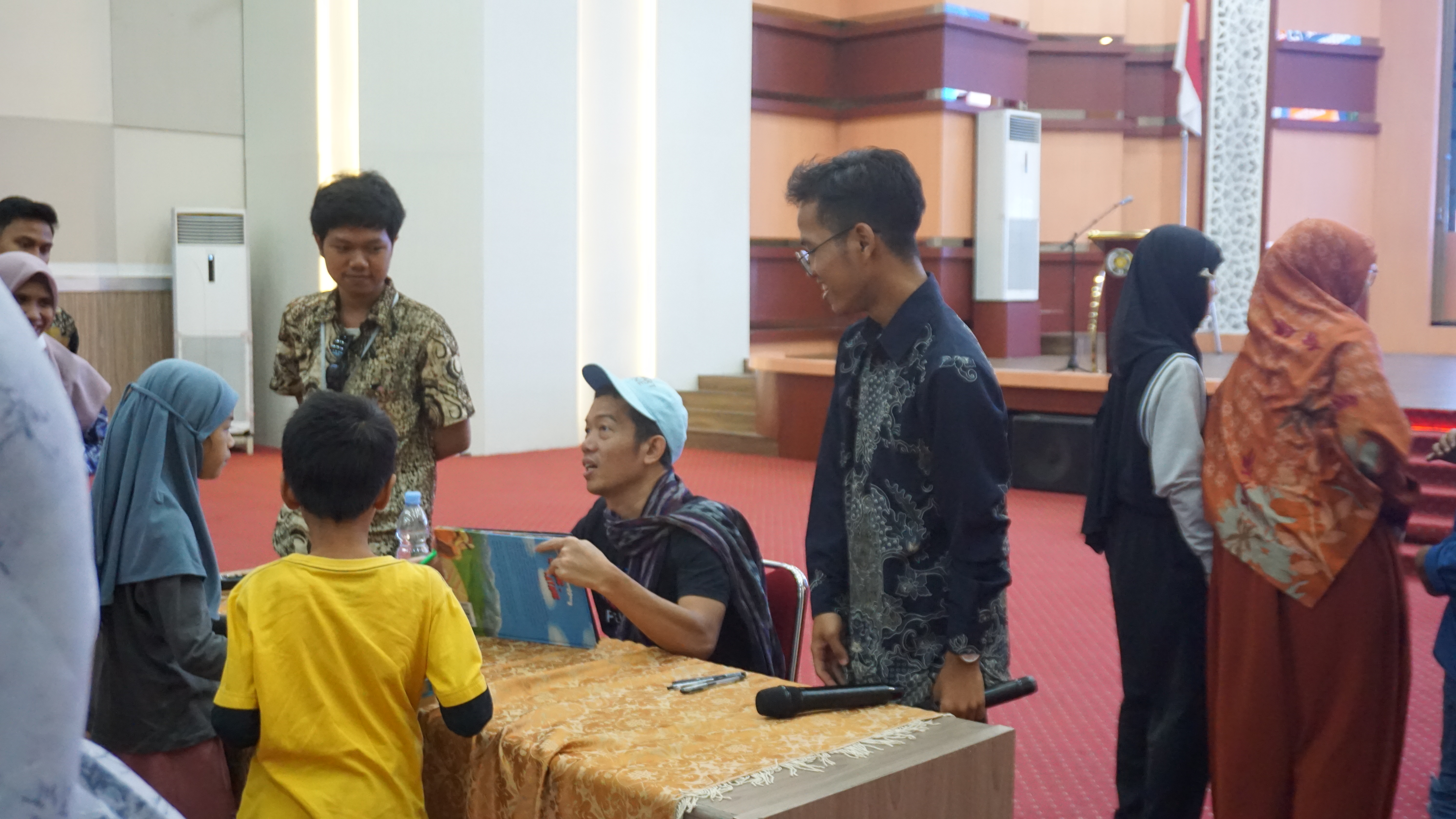 Buku untuk memperluas perspektif